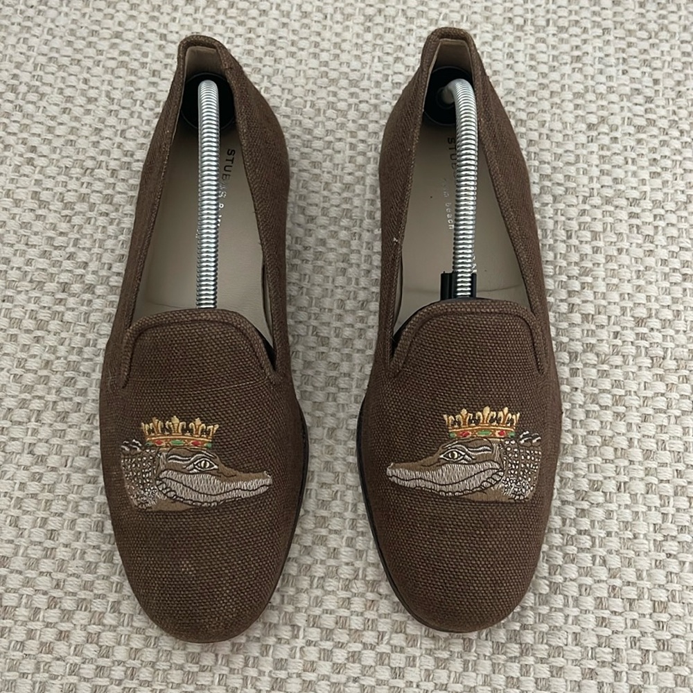 Classic Stubbs & Wootton featuring Gator with crown.